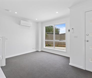 STUNNING MODERN TOWNHOUSE - Photo 5