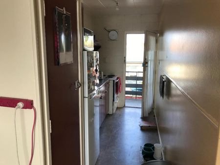 Tidy One Bedroom Unit with Central Location - Photo 2