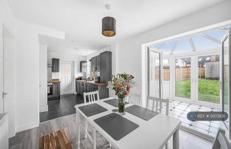 3 bedroom semi-detached house to rent - Photo 5
