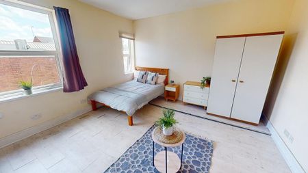 4 bedroom flat to rent - Photo 3