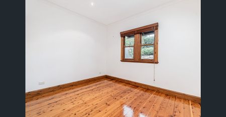 Charming Two-Bedroom Cottage with Leafy Outlook - Photo 2