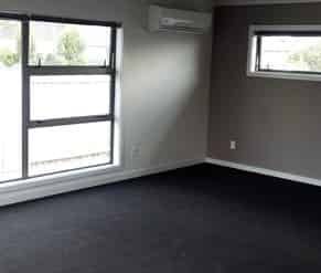 Modern and Sunny - Photo 3