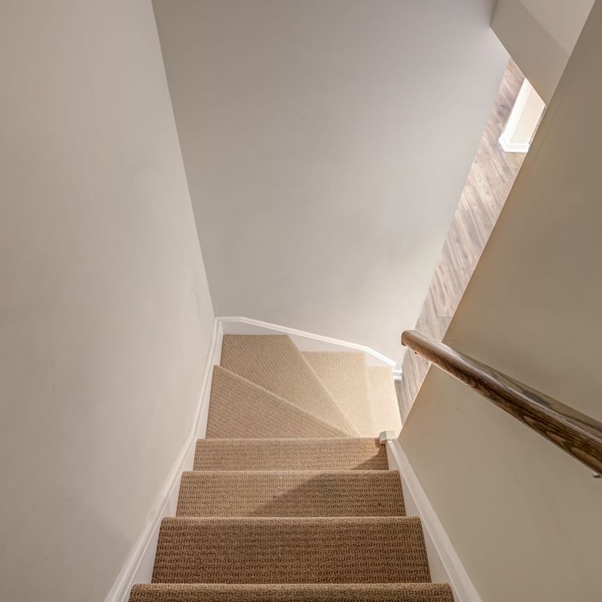 For Lease - 10 Helliwell Crescent, Richmond Hill, Ontario - Photo 1