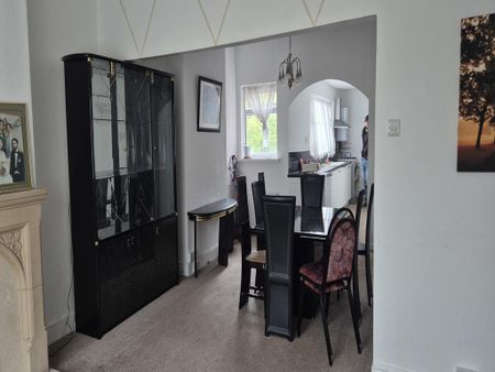3 bedroom flat to rent - Photo 4