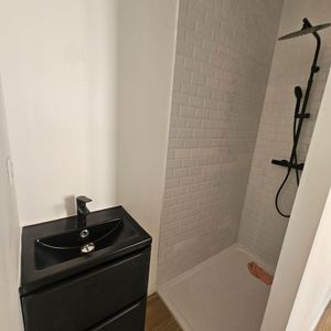 NIMES - APPARTEMENT T2 DE 25.27M2 ENTIEREMENT RENOVE - Photo 2