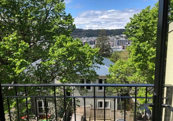 Split level, three bedroom city townhouse - Photo 1