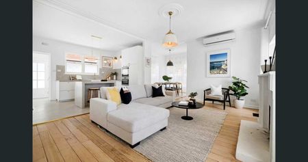 RENOVATED SPACIOUS 2/3 BEDROOM HOME - Photo 2