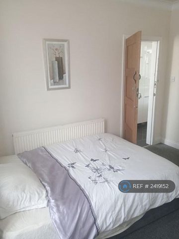 4 bedroom terraced house to rent - Photo 3