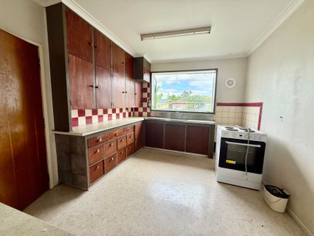 SPACIOUS 6-BEDROOM FAMILY HOME - Photo 4