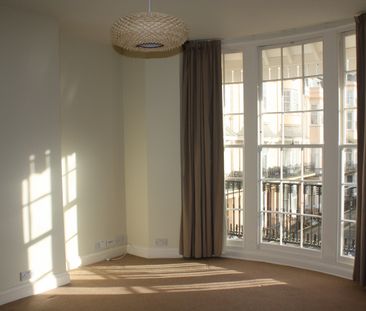 1 Bed Flat, Bedford Square, BN1 - Photo 2