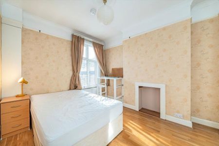 4 bedroom flat to rent - Photo 2