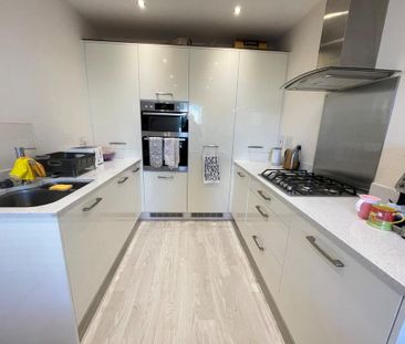 4 bedroom end of terrace house to rent - Photo 5