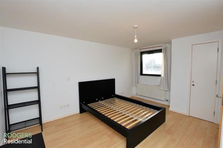 Apt 59, Queens Square - Photo 2