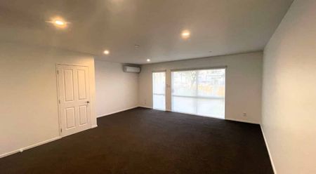 Modern 3-Bedroom Townhouse Refurbished - Photo 3