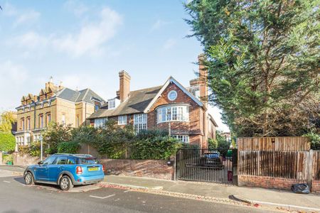 Spacious three bedroom flat in charming period conversion - Photo 3