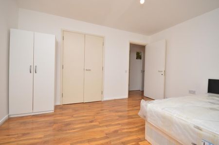 1 bedroom in a flat share to rent - Photo 4