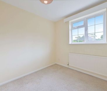 Detached family home set on a desirable residential road. Close to ... - Photo 3