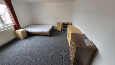 1 bedroom in a house share to rent - Photo 2