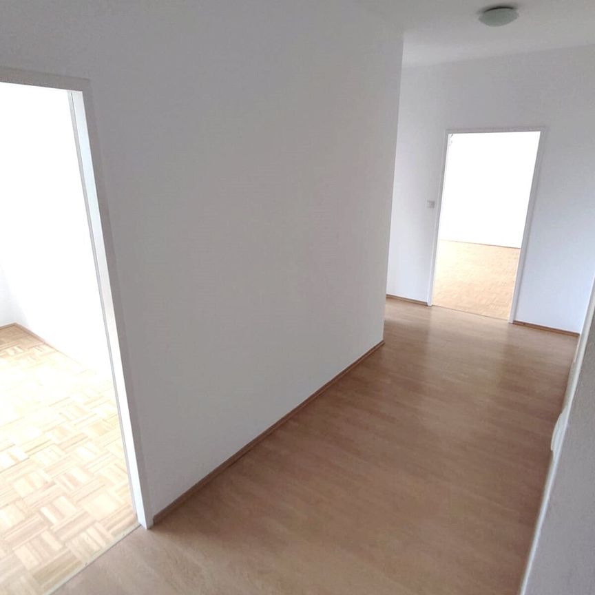 Sehr gut geschnittene Zweizimmer-Wohnung mit Balkon und Garagenplatz - Zentrale, ruhige Lage - Photo 1