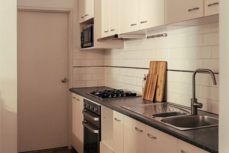 Fully Furnished Stylish Warehouse Conversion in the Sought-After 'Amberwood' Complex - Photo 3