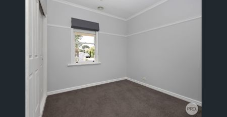 ENTERTAINER'S DELIGHT WITH SPACE FOR THE CARAVAN PLUS GREAT SHEDDING - Photo 4