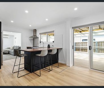 Beautifully renovated 3 bedroom house, pet friendly - Photo 6