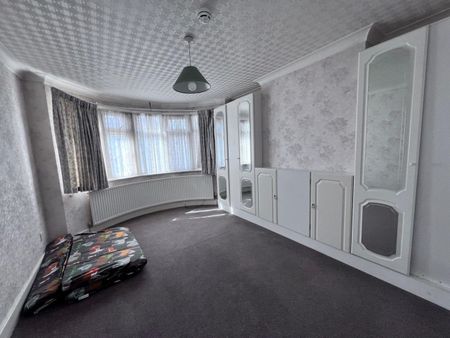 6 Bed Semi-Detached House, Mount Drive, HA2 - Photo 2