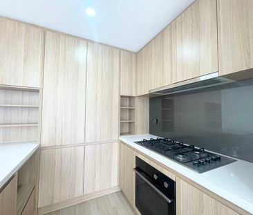 Almost New Modern 4-Bedroom Family Home in Box Hill - Photo 5