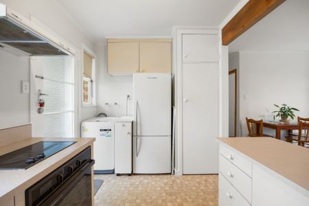 Enjoy the charm of Hamilton East with this cozy two-bedroom, single bathroom home, located in the heart of the neighborhood. - Photo 2