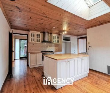 HUGE LIVING SPACES!! - Photo 4