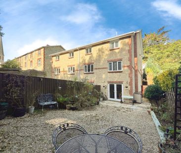 4 bedroom end of terrace house to rent - Photo 2