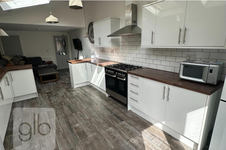 1 bedroom in a house share to rent - Photo 5
