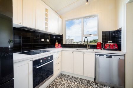 City Cottage Fully Renovated & Furnished - Photo 4