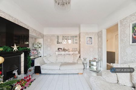 3 bedroom end of terrace house to rent - Photo 2