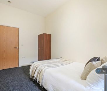 4 bedroom flat to rent - Photo 4