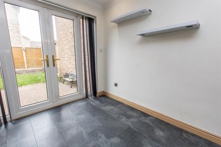 3 bedroom Terraced House to rent - Photo 5