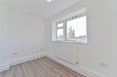 3 bedroom flat to rent - Photo 4