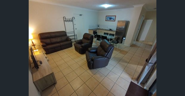 SHORT - MID Term 417 visa traveller friendly beachfront living right in the middle of all The Strand lifestyle attractions - Photo 1