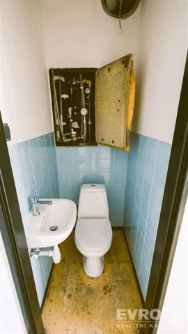 Pronájem nevybaveného bytu 3+kk s garážovým stáním, pod Kubánským náměstím Praha 10 - Fotografie 2