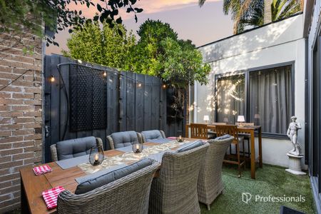 Indulge in Unrivalled Bayside Luxury – A 5-Star Fully Furnished Beachside Sanctuary - Photo 2