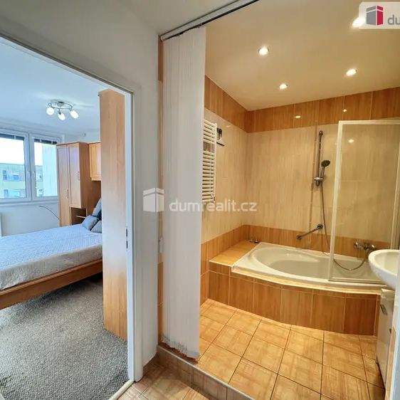 Pronájem zařízeného bytu 3+1 s lodžií, Kobylisy - Fotografie 1