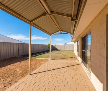 WANDINA FAMILY HOME! - Photo 3