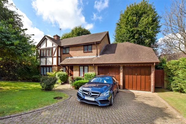 A beautifully presented family home finished to a high standard. The property offers great accommodation for modern family life and entertaining. - Photo 1