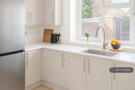 1 bedroom in a house share to rent - Photo 2