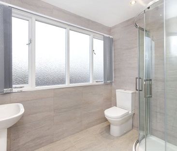 A stunning top floor apartment in this handsome bay fronted period ... - Photo 4