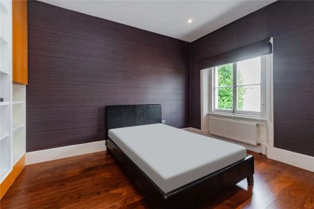 3 bedroom flat in Belsize Park - Photo 3