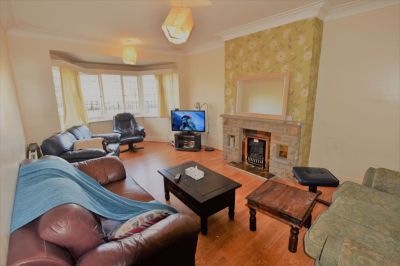 4 bedroom Flat in St Chads Drive, Leeds - Photo 3