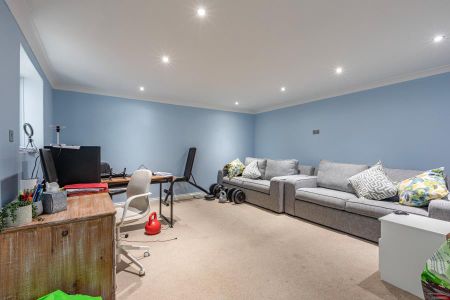 Broomcroft Close, Woking, Surrey, GU22 - Photo 4