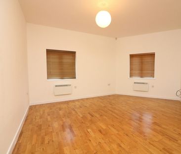 Flat to rent on - Photo 1