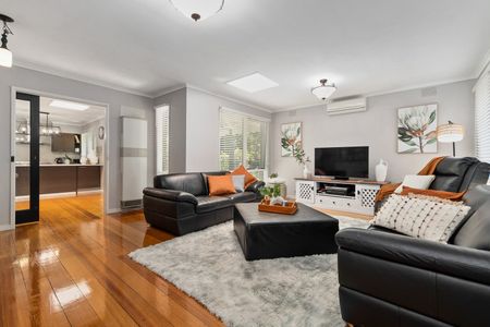 GORGEOUS FOUR BEDROOM FAMILY HOME - Photo 3